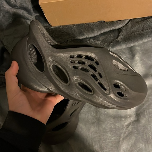 Easy foam runners from GOAT size 7 in men’s lightly worn onyx - Picture 10 of 12